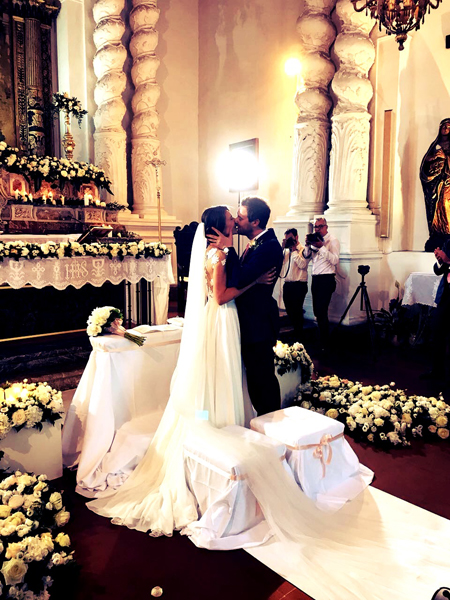 bacio sposi Viviana e Luca in chiesa Santa Caterina Taormina